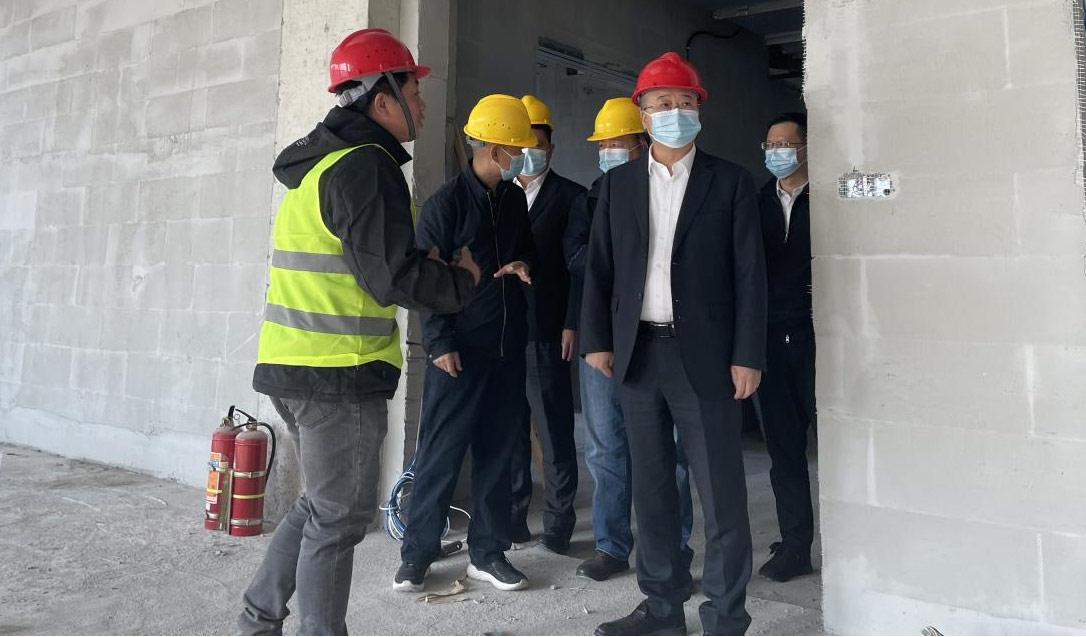 王振勇副市长一行莅临中心办公大楼装修施工现场视察指导工作