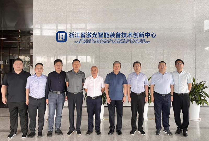 科技部原副部长、季华实验室主任曹健林莅临中心调研指导